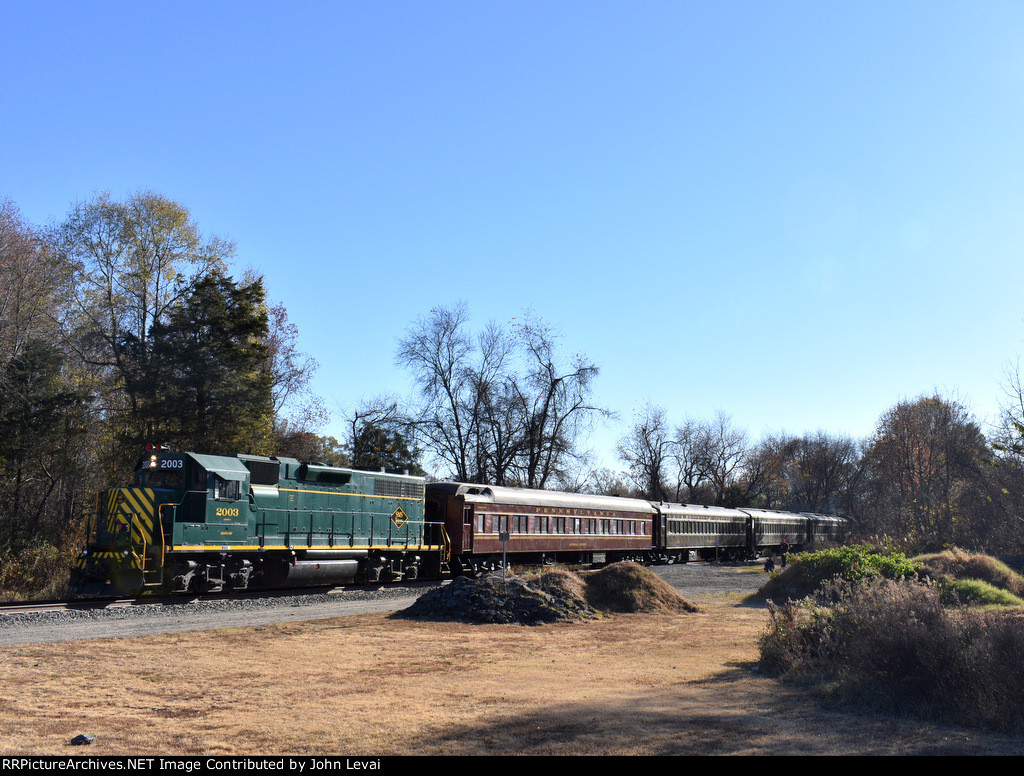 Diesel photo charter heads away from the space just south of Bailey St Grade Crossing 